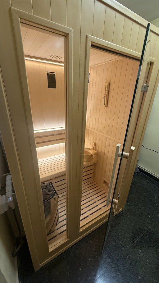 Sauna junto al baño de un cliente