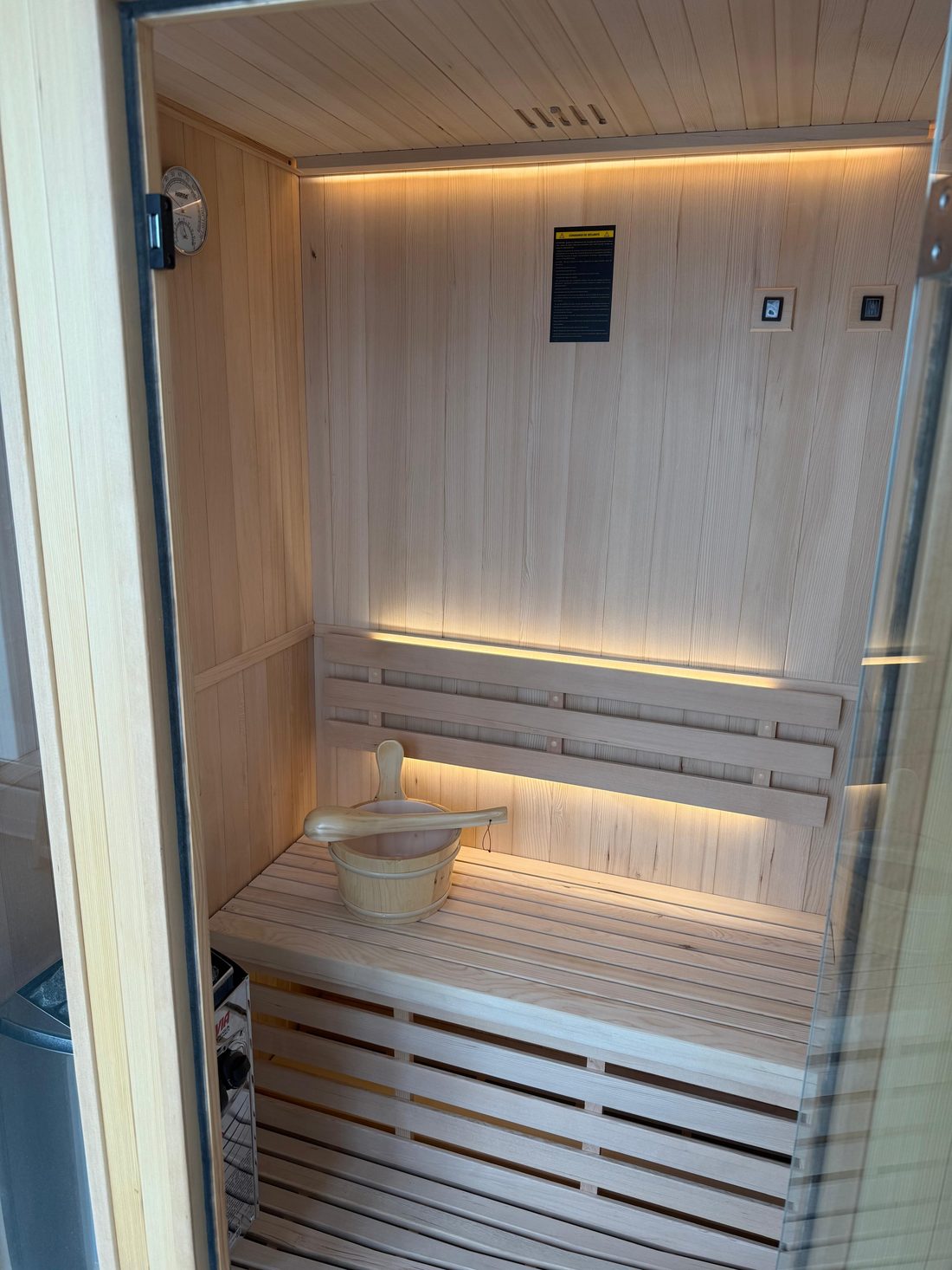 Interior iluminado de la RekoSauna 2