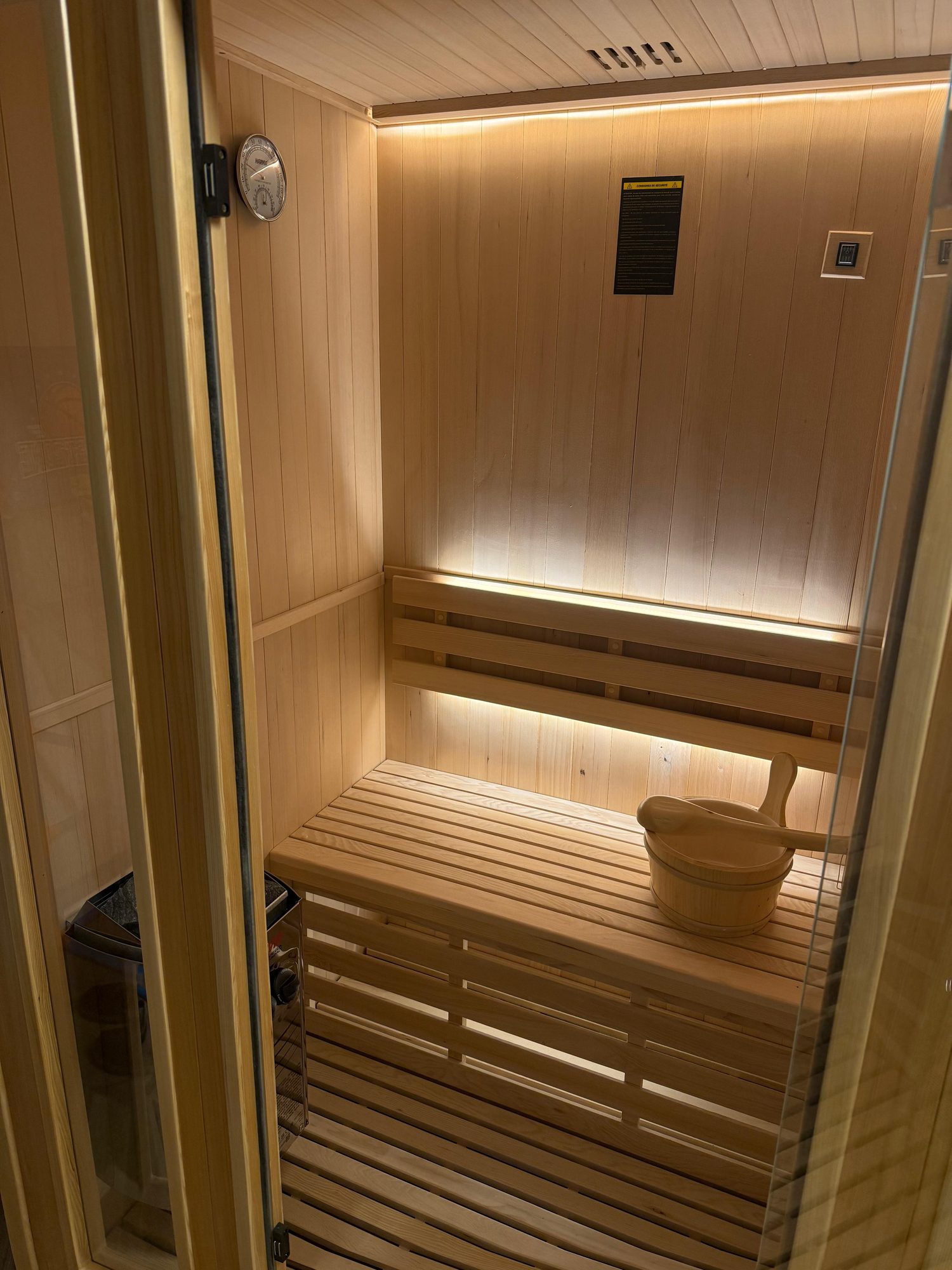 Interior de una sauna finlandesa RekoVital con luz cálida